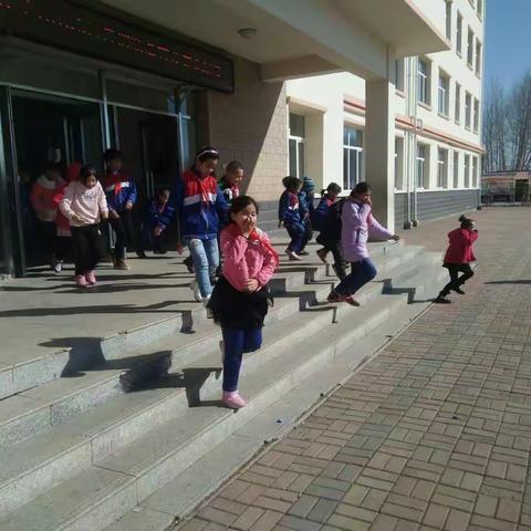 2018年3月哈拉黑小学消防教育及安全演练