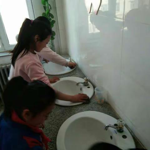 今天哈拉黑小学17个班主任带领全校学生对教学楼内洗手间，楼梯，进行全面卫生大扫除