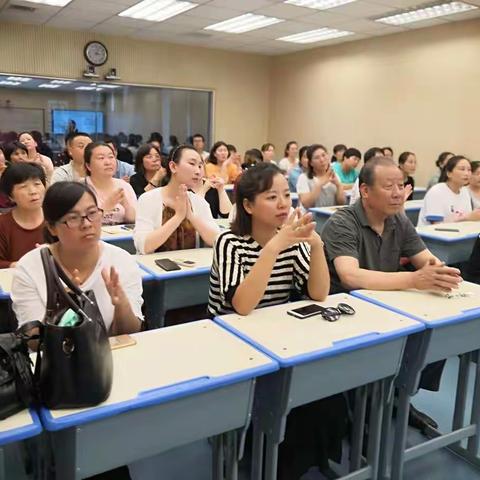 做幸福而有智慧的家长——记修武县第二实验小学三二班家庭教育讲座