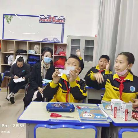 陈巴尔虎旗第二小学开展了以“双减”减负提质为背景，提高学生数学思维的“大单元动手实操”为主题的数学教研活