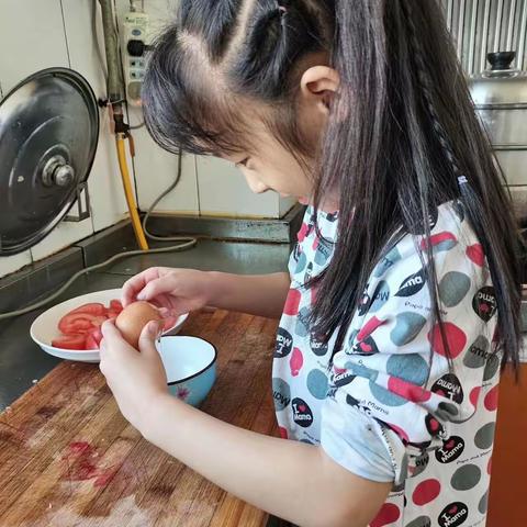 动手实践，彰显劳动之美---实验小学2020级8班"小小厨房我做主"家庭劳动教育实践活动