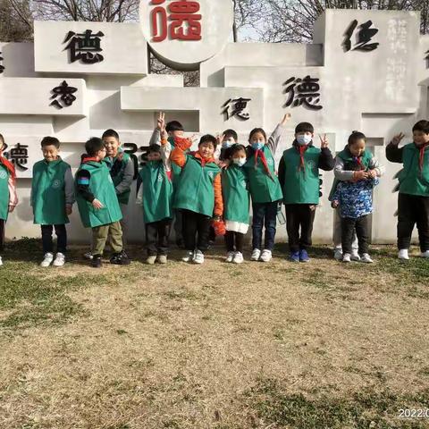 绿马甲在行动——大同街小学三(2)班护绿活动