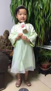交大幼儿园大一班何丞轩小朋友和水车园小学一年级六班的何季坤同学共同表演的魔术：水去哪了？