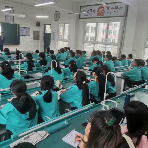 细草铺茵绿满堤，燕飞晴日正迟迟。寻芳陌上花如锦，折得东风第一枝——麻柳小学开展2022春校本教研活动