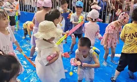 欢乐戏水 清凉一夏——爱心幼儿园水枪大战