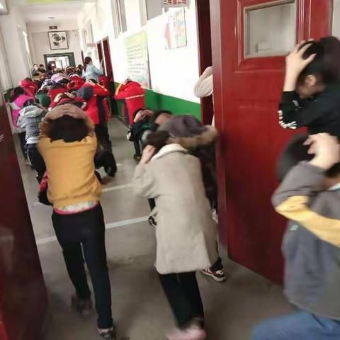 西九吉学区西九吉中心小学：抗震疏散逃生演练