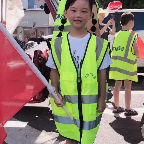恩施市实验小学103班向垚与暑假实践活动之文明交通劝导员