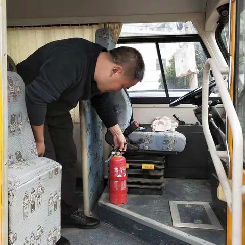 规范校车管理，筑牢安全防线 ----应家乡中心小学赴辖区民办幼儿园校车检查