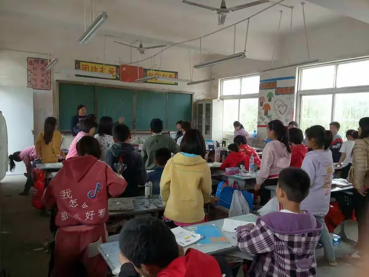 2019.5.13上午，于胜利校长召开防震防灾演练预备会议。