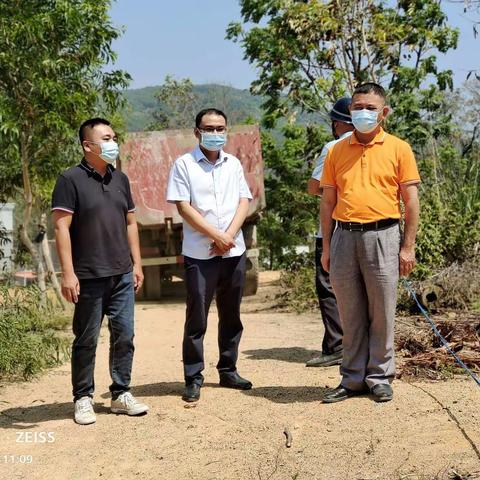 椰林镇党委副书记吴天日同志到里村检查地质灾害点并参与疫情防控工作