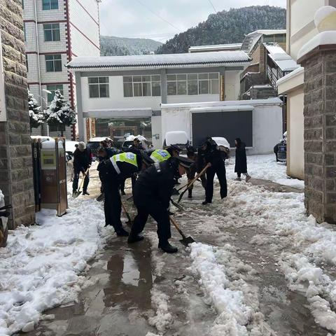 马鹿塘乡政府大院“铲雪忙”