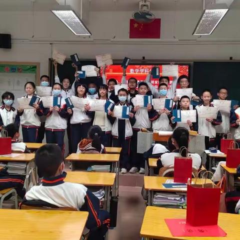 致闪闪发亮的你们 时间看得见 石岐中学2022初一	(1)班 首届期中考总结暨表彰会