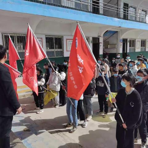 伊川县高山一中西区开展“学习雷锋”实践活动