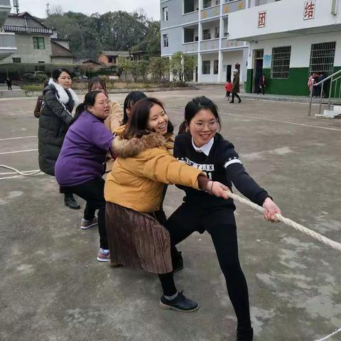 喜迎三八节 团结一股绳——陈家寨小学举行三八节拔河比赛