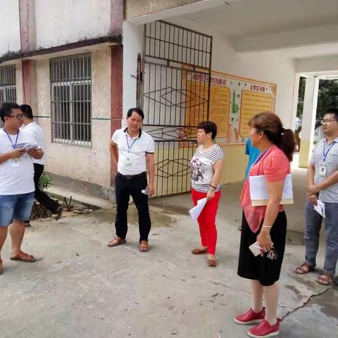 5月17日县均衡办宁飞主任到同心小学督查指导均衡发展工作