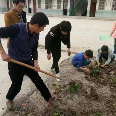 绿化环境 从我做起――闫楼小学举行植树节活动