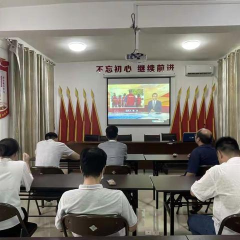 大鹤林场党支部组织党员干部收听收看《焦点访谈》栏目之“党旗在一线飘扬  筑牢底盘，让城市更美好“