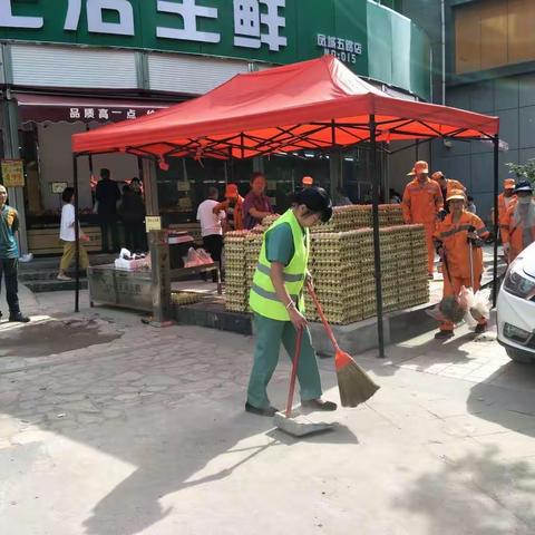 谭家街道凤城五路路长组织开展路长固定日捡烟头及大擦洗活动