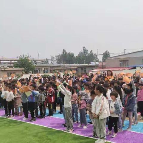 木头凳明德小学低年级期中表彰会