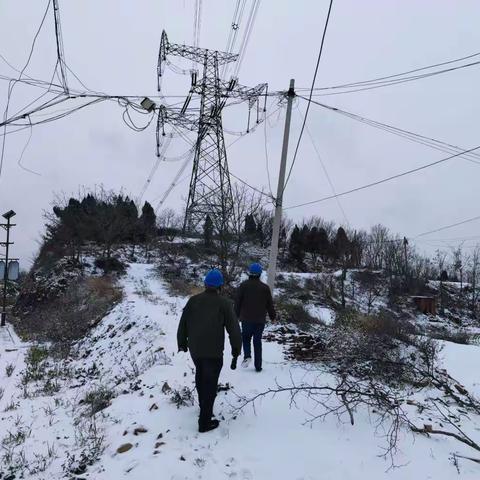 踏雪爬山巡线忙