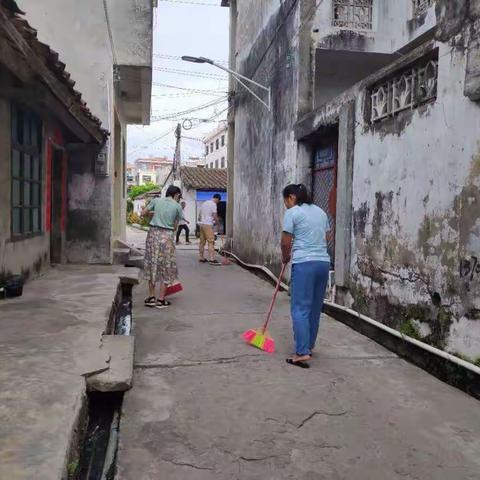 县住建局到卫生责任区开展“爱国、爱海南、爱家乡、爱家庭”卫生健康大行动