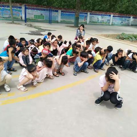 东马小学防地震逃生演练