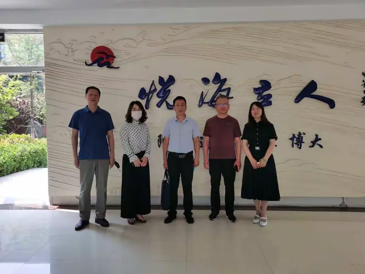 热情开朗的石校长给我们介绍学校的总体概况海之韵小学落成记6月8日