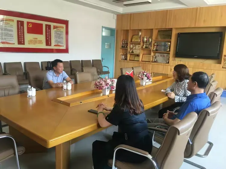 热情开朗的石校长给我们介绍学校的总体概况海之韵小学落成记6月8日