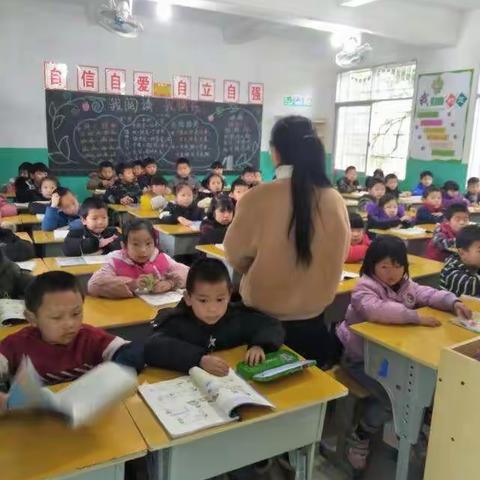 青塘中心小学一二年级晨读情况