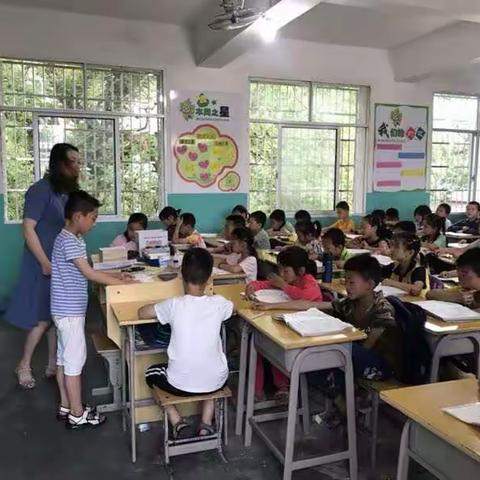 青塘中心小学一二年级晨读情况