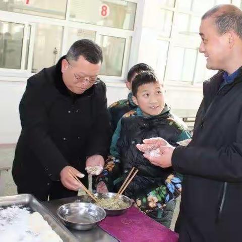 梁集中学师生包饺庆元旦