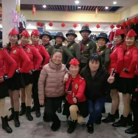 严田镇水兵舞开心舞蹈队大家舞友照片留念