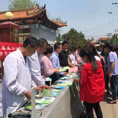 李阳镇计生协会开展“共奋进建新功  喜庆新中国成立70周年”宣传服务活动