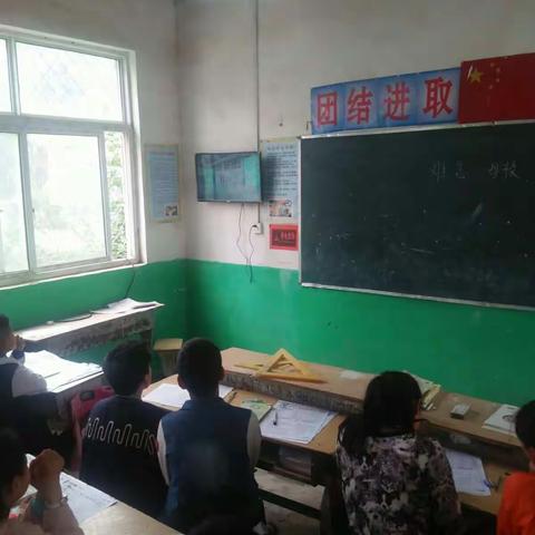 乔集乡后张寨小学观看防溺水安全教育视频