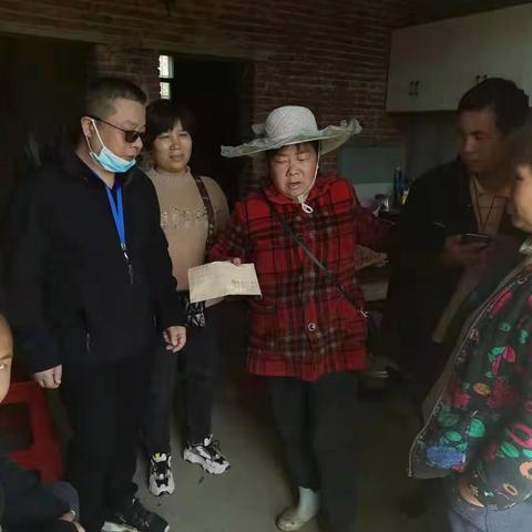 扶贫帮困，共筑医患情。
