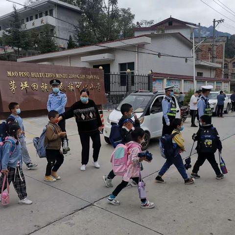 【铭记嘱托 忠诚担当】茅坪派出所联合县交警队开展校园周边交通安全隐患排查整治工作