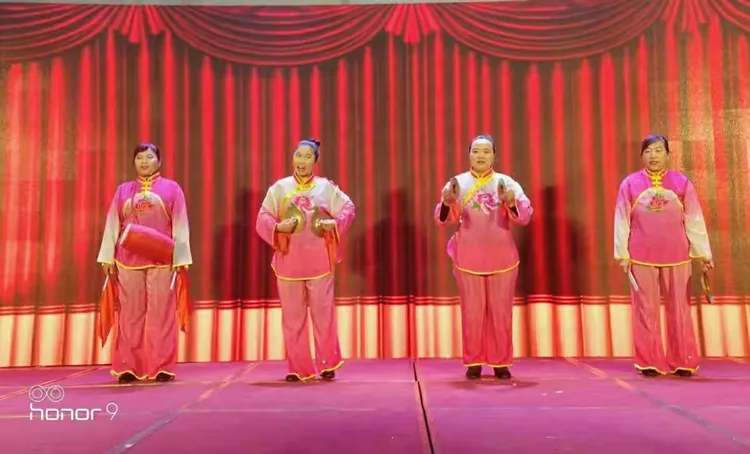 请欣赏五部家人带来的表演《三句半》