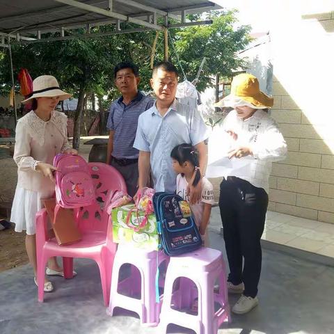 “六一”慰问送温暖 真情关怀暖童心-- 海尾镇开展“六一”儿童节慰问活动