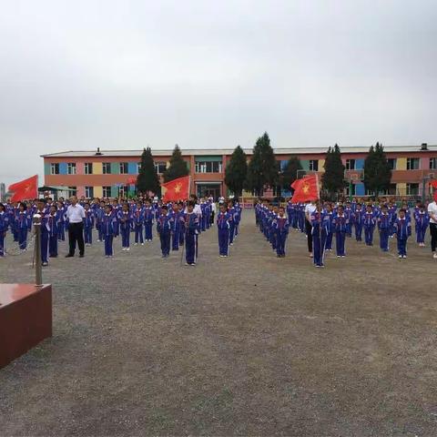 板石河中心小学“喜迎党的十九大，做好学生引路人”主题升旗仪式暨庆祝全国第三十三个教师节活动