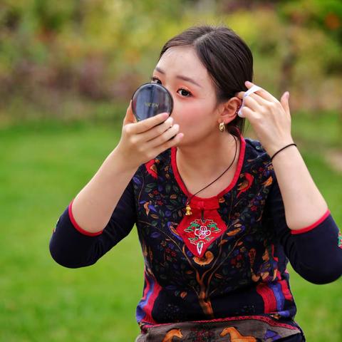 村里有个姑娘叫小芳