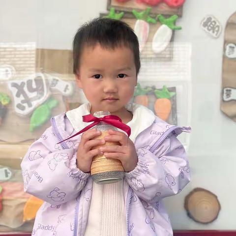 蒙正幼儿园小一班宝贝成长记录——何一妍