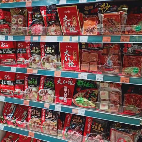 嘉鱼店火锅，肉片，火锅丸子陈列