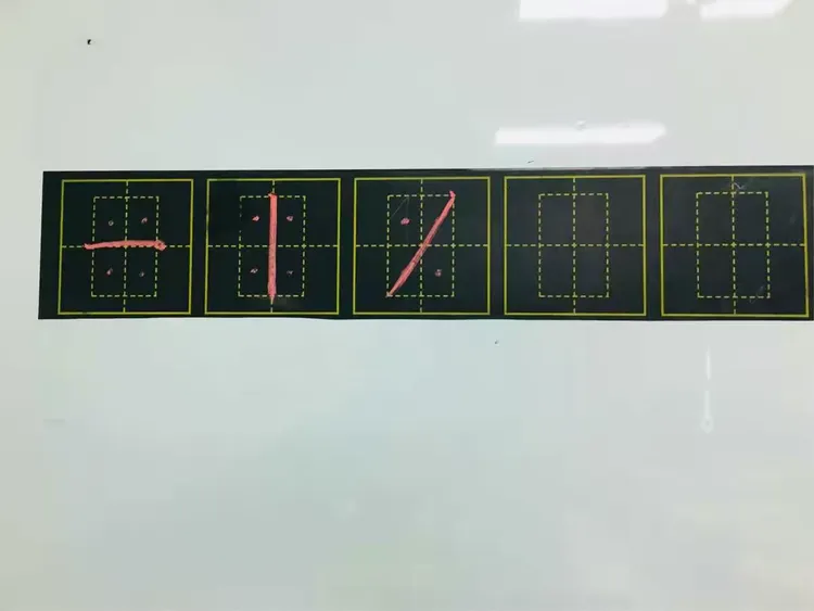 第一节硬笔书法课老师教给了孩子正确的书写姿势和执笔方法，进行了基本笔顺"横""竖"及基本字的练习。