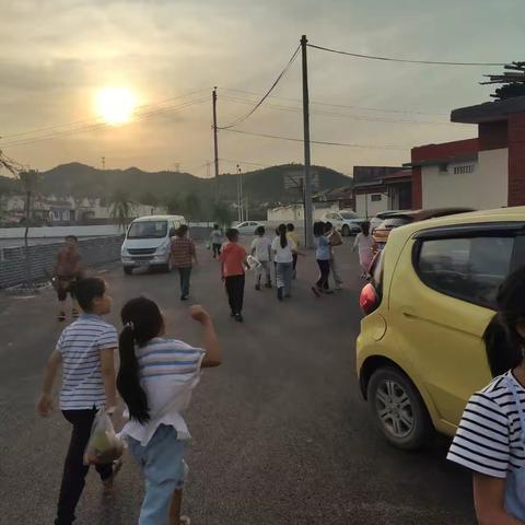 打造最美清峪村   清峪小学的孩子们也在参与