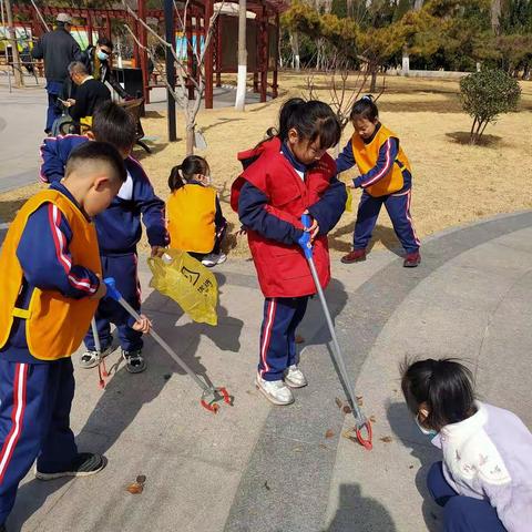 学雷锋纪念日是每年的3月5日，莲池学校2021级6班的同学们相聚在莲池公园捡树叶、垃圾，尽自己的一份力量。