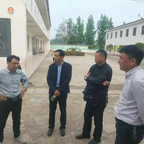4月23日下午，孟岩孟局长，于坤鹏于主席到孙营乡寄宿制小学督导食品卫生及学校寝室等安全工作。