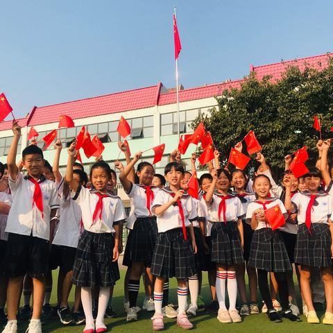 我们在厚福盈小学，祝祖国妈妈生日快乐！