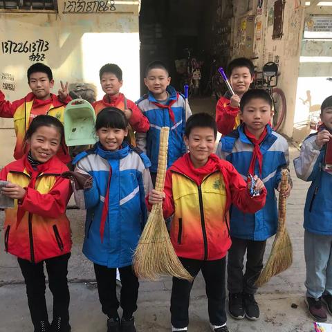 厚福盈小学四年级七班同学打扫社区卫生在行动