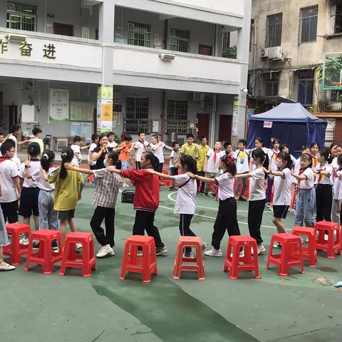 梧州市北环路小学期末减压音乐团辅活动