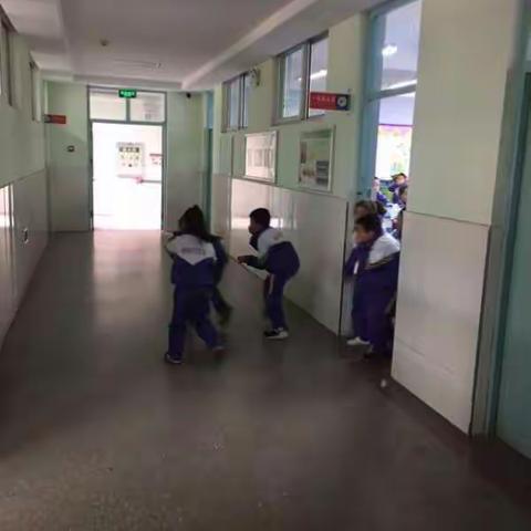 外国语小学一年级学生防火演练